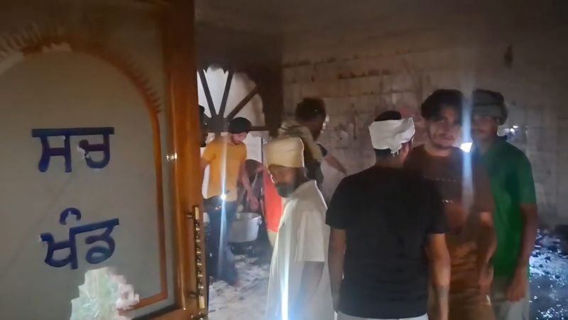 ਏ ਸੀ ਨੂੰ ਅੱਗ ਲੱਗਣ ਕਾਰਨ ਦਰਜਨਾਂ ਬੀੜਾਂ ਸੜੀਆਂ