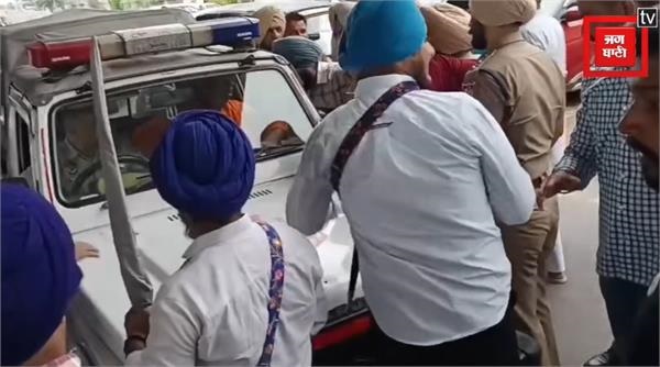 ਨਿਹੰਗ ਸਿੰਘਾਂ ਨੇ ਘੇਰ ਲਿਆ ਸ਼ਿਵ ਸੈਨਾ ਆਗੂ