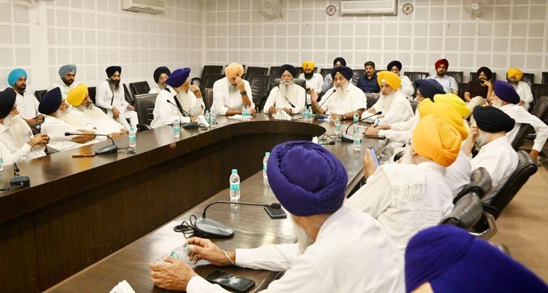 ਕੇਂਦਰ ਮੁਜ਼ਾਹਰਾਕਾਰੀ ਵਿਦਿਆਰਥੀਆਂ ਦੇ ਮਸਲੇ ਹੱਲ ਕਰੇ: ਬਾਦਲ
