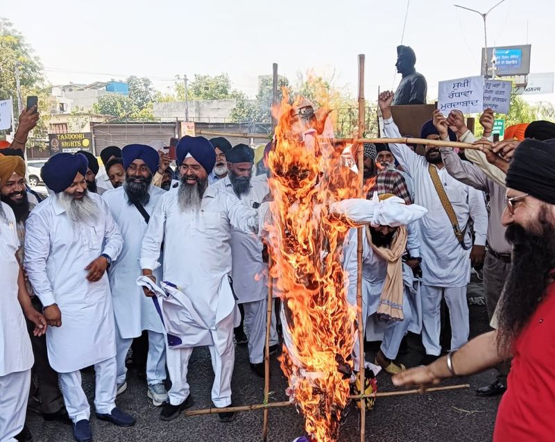 Waris Punjab De burns effigy of Congress’s Sukhjinder Randhawa over statement on Amritpal Singh in Amritsar