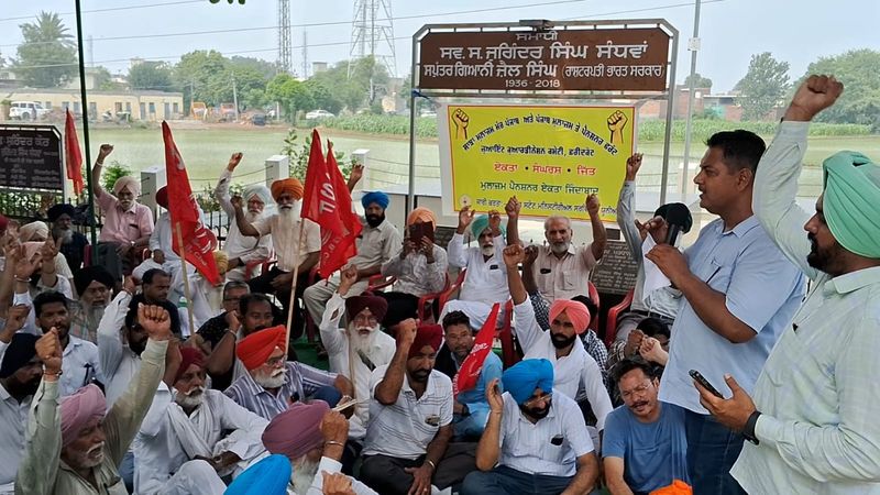 Employees, pensioners protest outside Speaker’s house in Faridkot’s Sandhwan