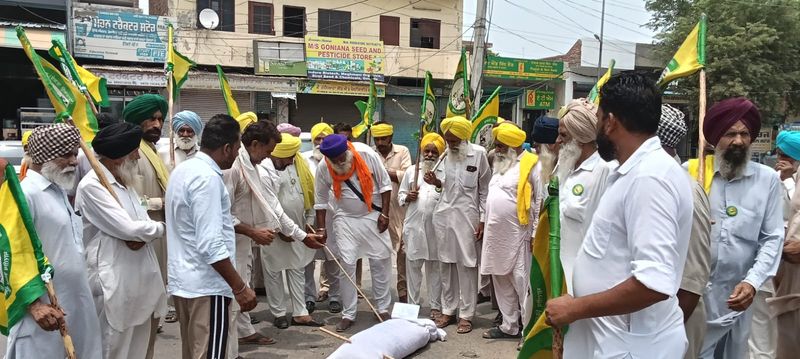 Farmers, activists burn effigies of Modi govt leaders across Bathinda to protest action against youth