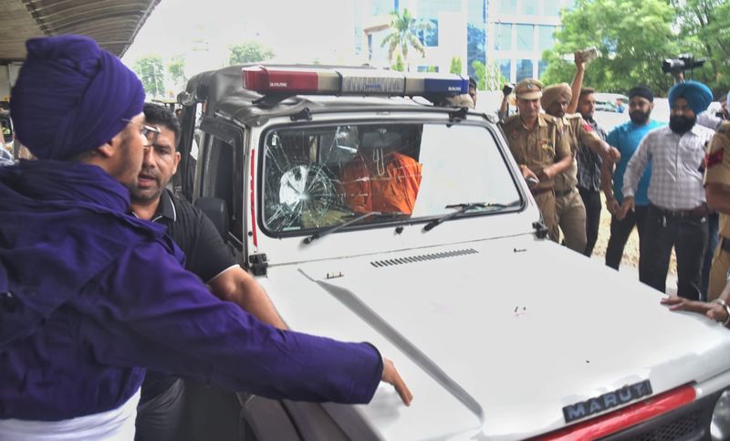 Nihangs stop Punjab Shiv Sena chief's vehicle, shout slogans at him in Ludhiana